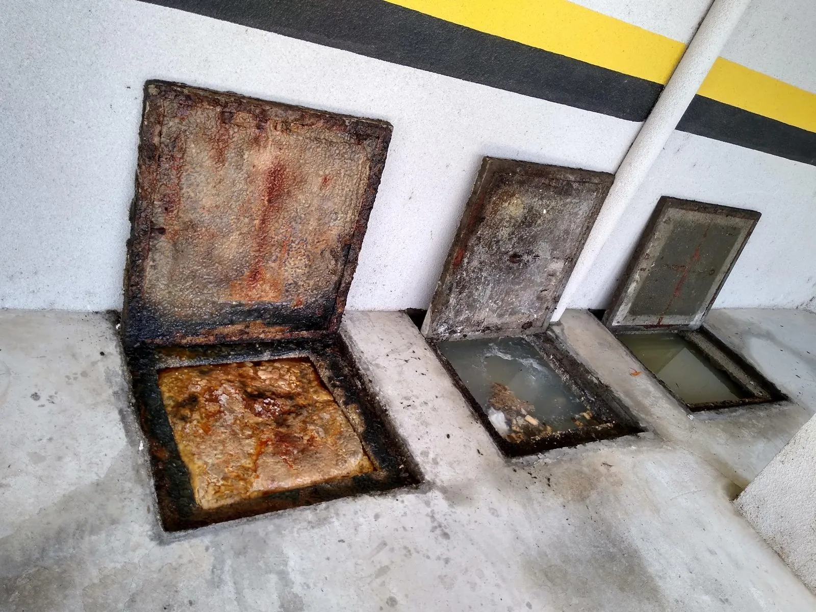 Caixas de gordura abertas antes da limpeza