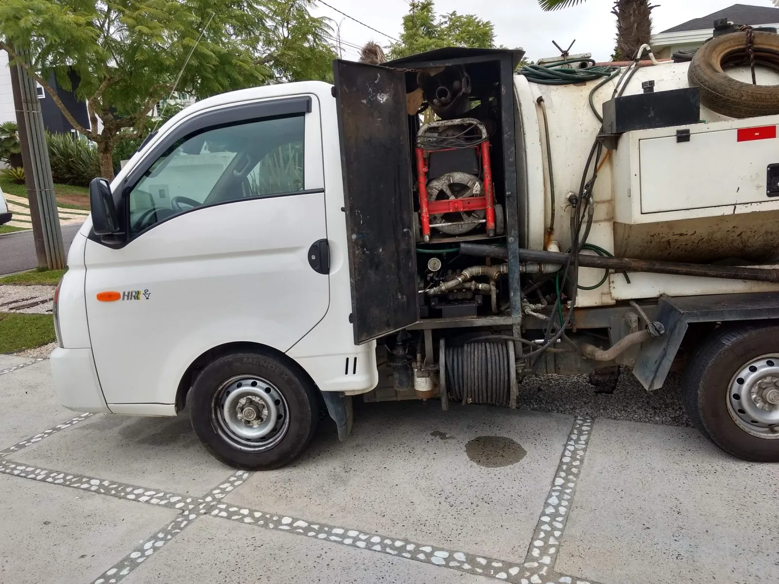 Caminhão de desentupimento com o equipamento à mostra