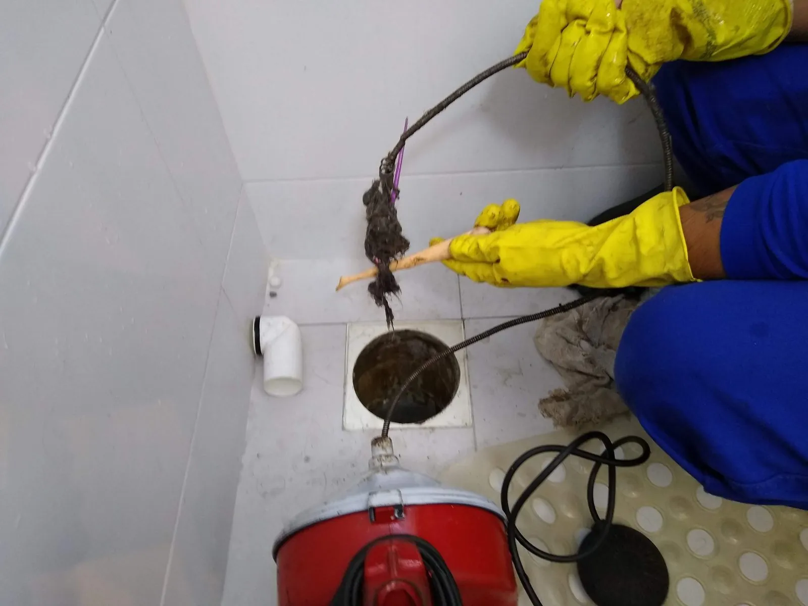 Desentupimento de ralo com cabo de aço