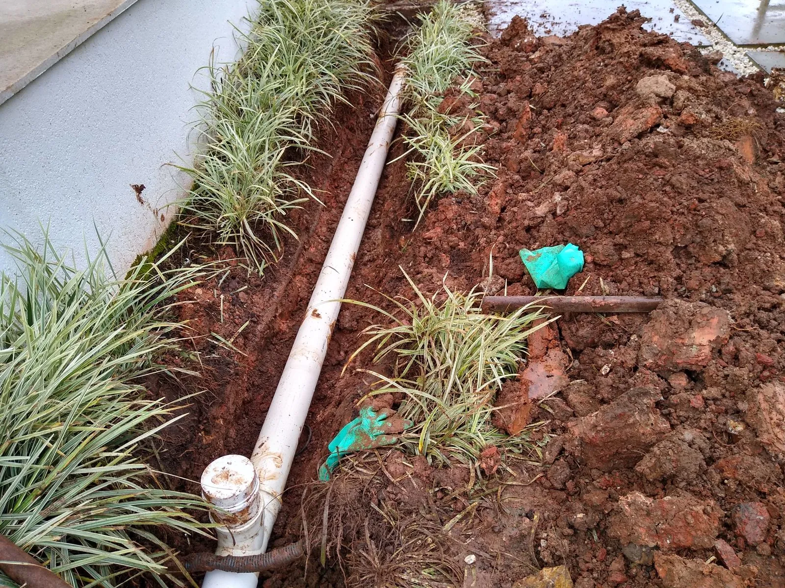 Tubulação de rede pluvial exposta durante o reparo