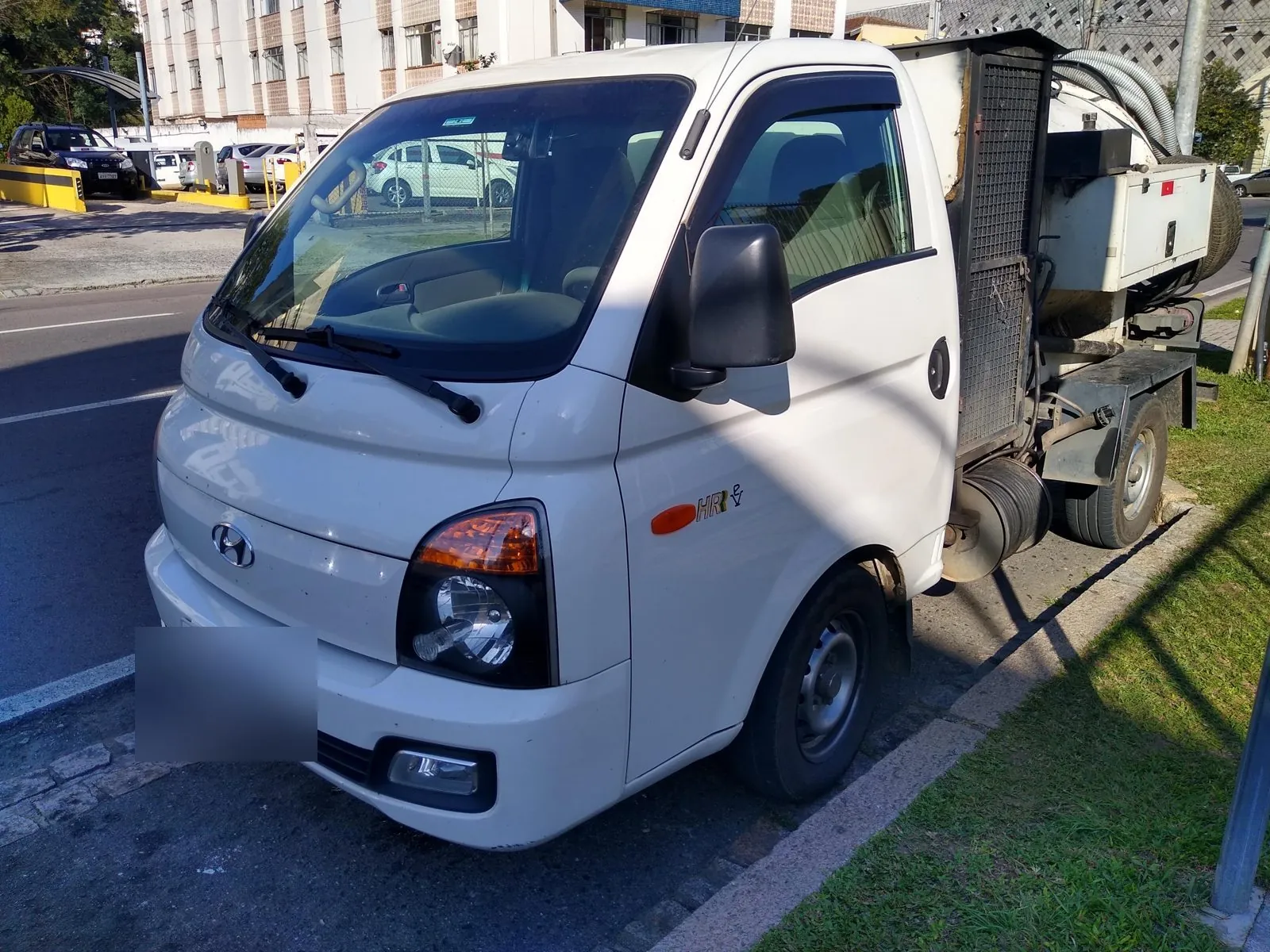 Veículo de desentupimento estacionado na rua